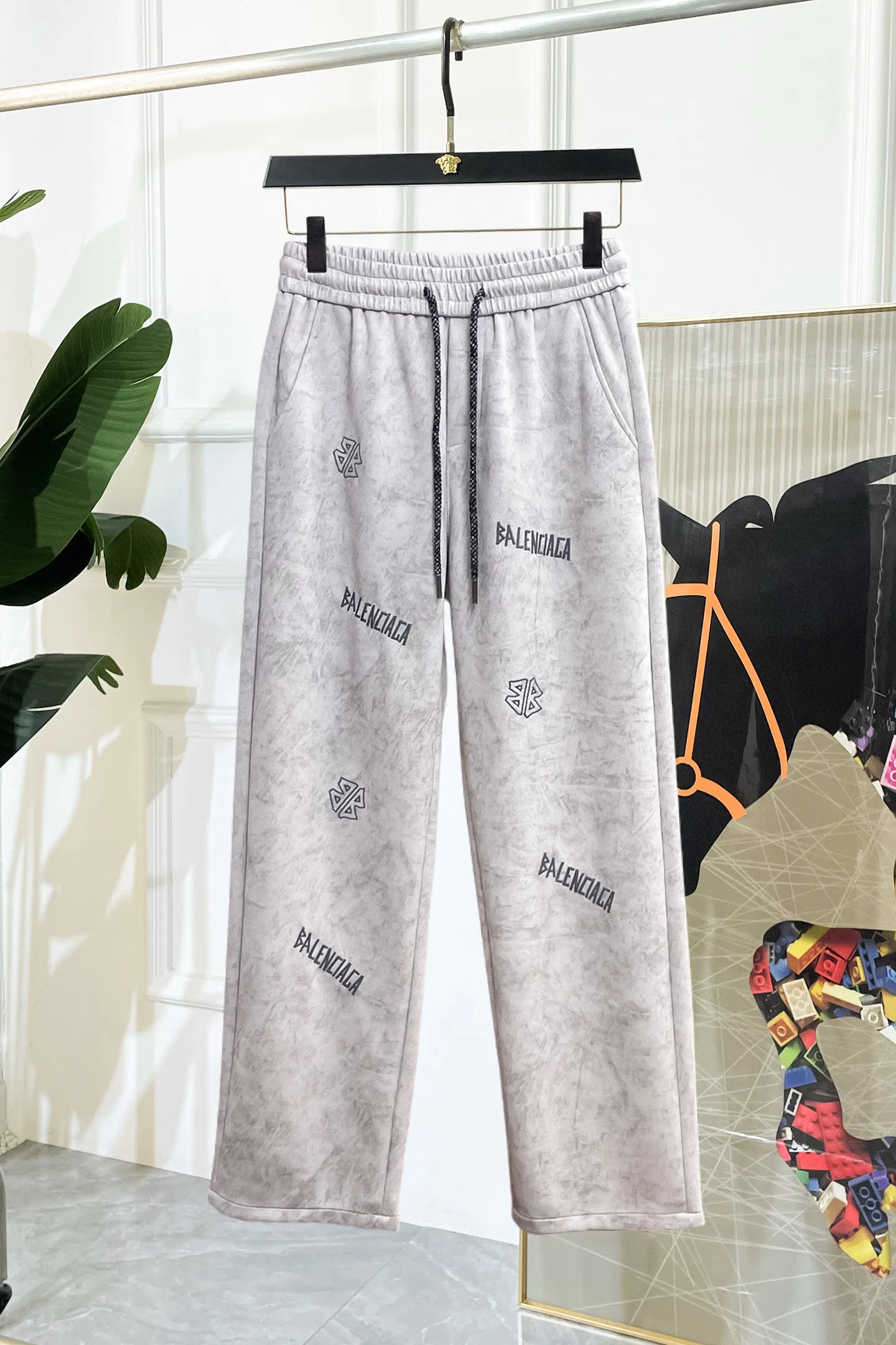Balenciaga 🆕2026 Autumn and Winter New Arrival Casual Pants! The official website will be released simultaneously. Brand Classic LOGO casual pants, customized fabrics, excellent comfort and strong touch. Highly recognisable, perfect appearance and craftsmanship. Size:M-3XL